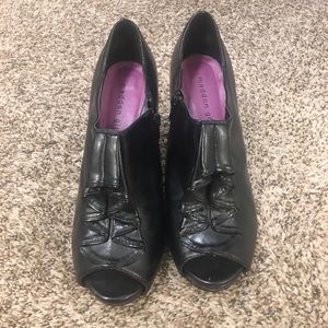 Adorable Ruffle peep toe heels!